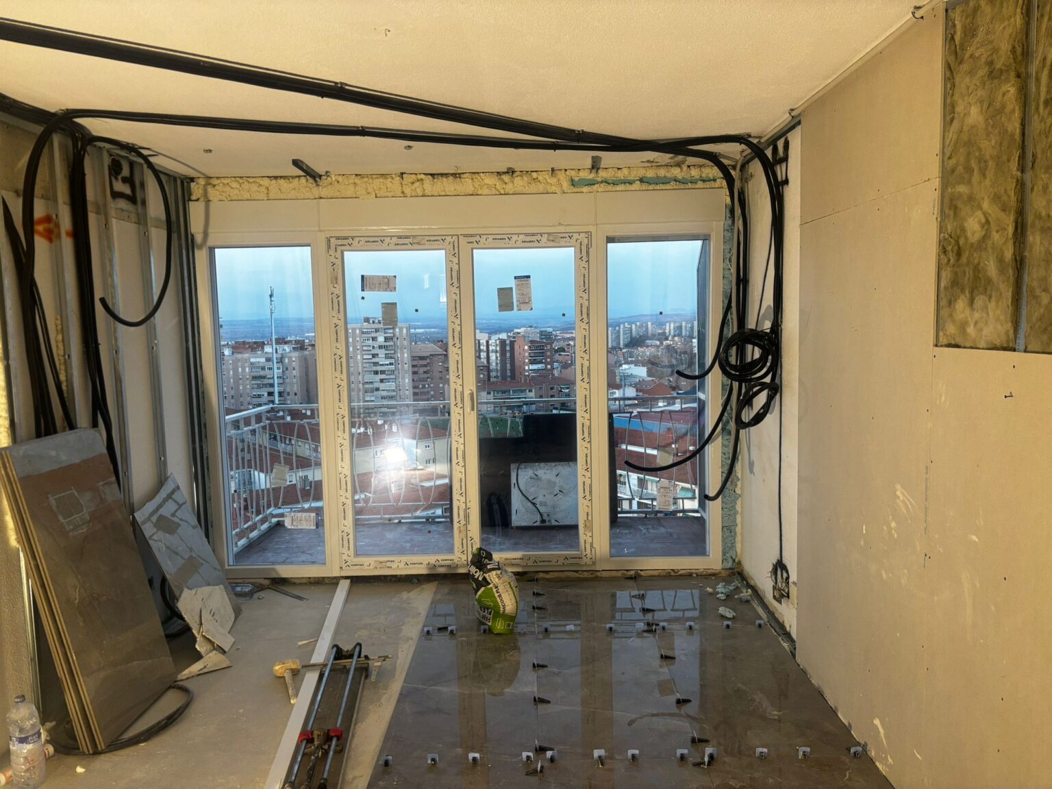 Cerramientos de terrazas con perfiles de aluminio y PVC en Guadalajara